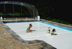 Automatické lamelové zakrytí hladin bazénů